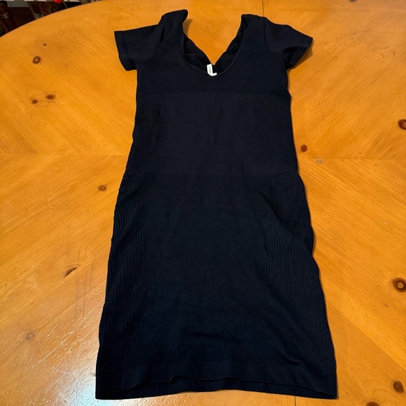 NEW Halara Seamless V-Neck Short Sleeve Built in Shapewear with Shorts Black XL - Picture 6 of 15